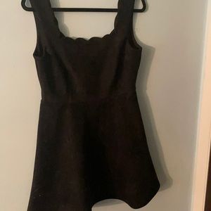black dress/Lulu’s/sweetheart neckline